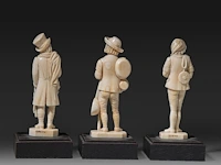 Three ivory sculptures on wooden bases depicting young men of various professions, signed migeon, 19thc, all total h 13 cm - ivory h 11 cm - total weight (together) ca. 400g (+) - afbeelding 4 van  6