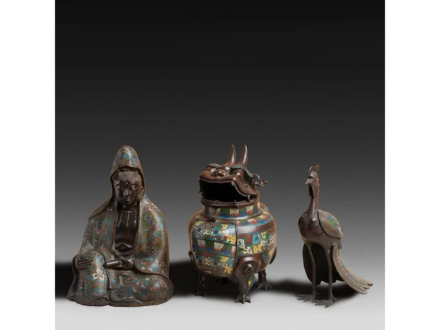 Three japanese champlevé enameled bronzes; one figure depicting kannon, the other a peacock; added a censer, signed, 19th/20thc, tallest h 39,5 cm - afbeelding 1 van  6
