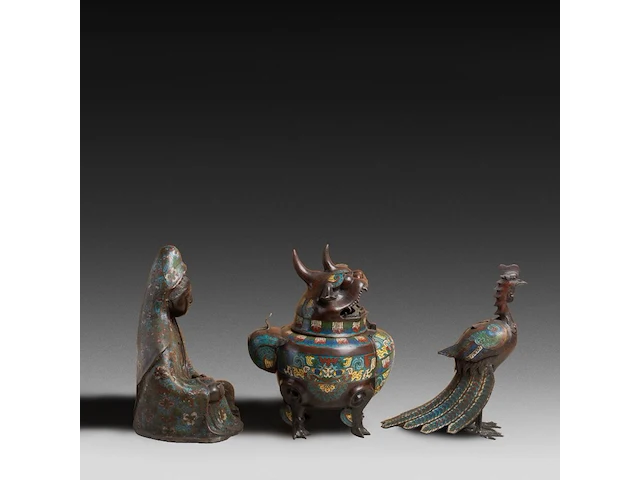 Three japanese champlevé enameled bronzes; one figure depicting kannon, the other a peacock; added a censer, signed, 19th/20thc, tallest h 39,5 cm - afbeelding 2 van  6