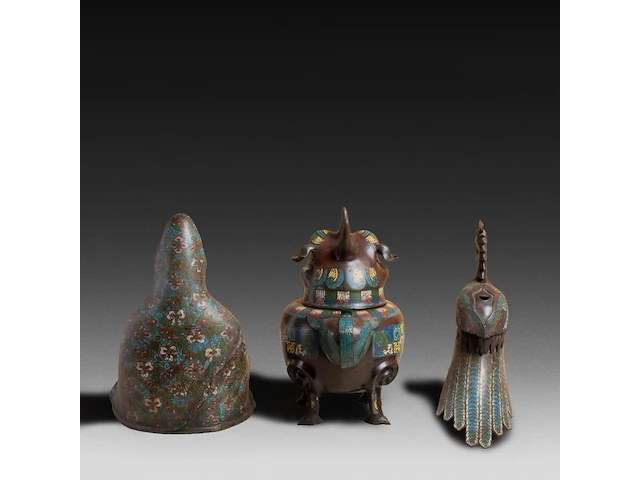 Three japanese champlevé enameled bronzes; one figure depicting kannon, the other a peacock; added a censer, signed, 19th/20thc, tallest h 39,5 cm - afbeelding 3 van  6