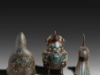 Three japanese champlevé enameled bronzes; one figure depicting kannon, the other a peacock; added a censer, signed, 19th/20thc, tallest h 39,5 cm - afbeelding 3 van  6