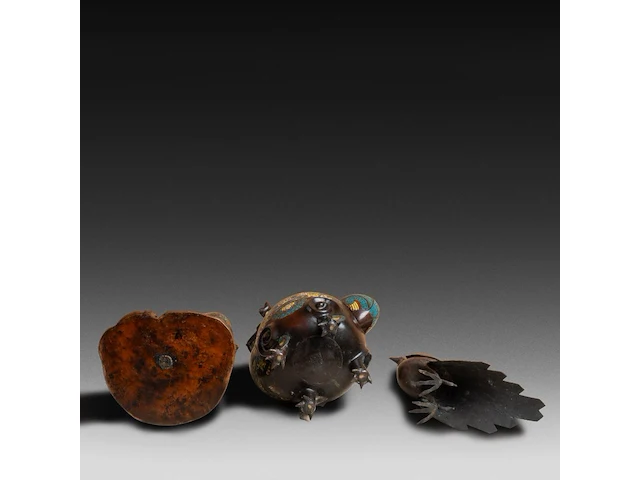 Three japanese champlevé enameled bronzes; one figure depicting kannon, the other a peacock; added a censer, signed, 19th/20thc, tallest h 39,5 cm - afbeelding 4 van  6