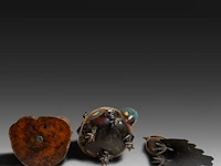 Three japanese champlevé enameled bronzes; one figure depicting kannon, the other a peacock; added a censer, signed, 19th/20thc, tallest h 39,5 cm - afbeelding 4 van  6