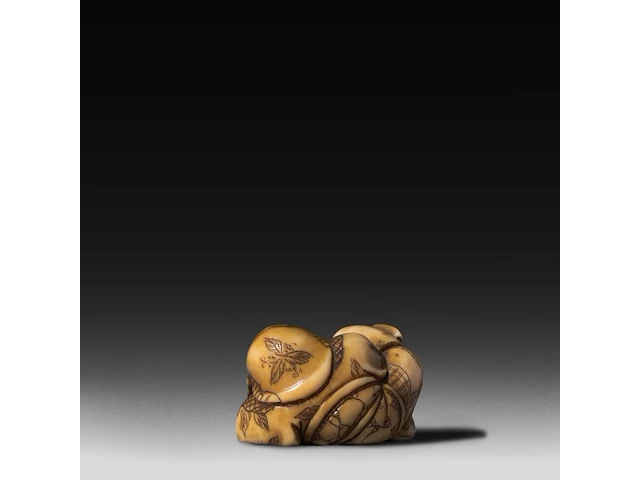 Three japanese hippo/staghorn netsuke of figures, edo/meiji period (19thc), h 5,5 cm / w 3,7 cm / h 4,7 cm (*) - afbeelding 8 van  19