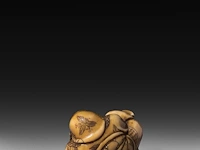 Three japanese hippo/staghorn netsuke of figures, edo/meiji period (19thc), h 5,5 cm / w 3,7 cm / h 4,7 cm (*) - afbeelding 8 van  19