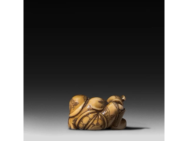 Three japanese hippo/staghorn netsuke of figures, edo/meiji period (19thc), h 5,5 cm / w 3,7 cm / h 4,7 cm (*) - afbeelding 9 van  19