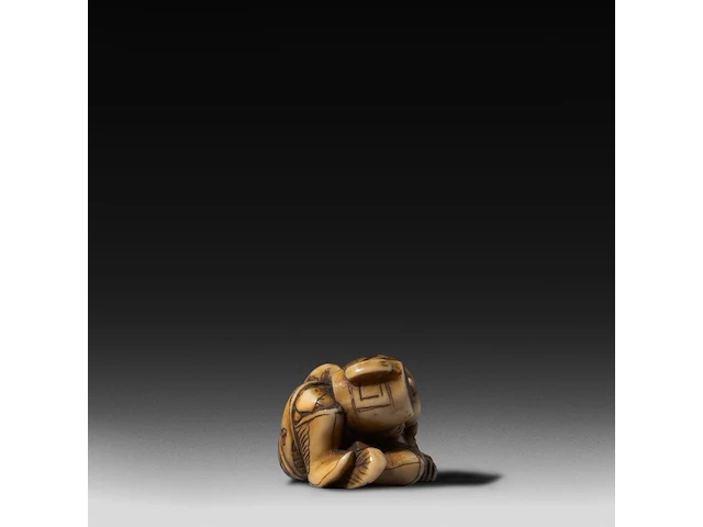 Three japanese hippo/staghorn netsuke of figures, edo/meiji period (19thc), h 5,5 cm / w 3,7 cm / h 4,7 cm (*) - afbeelding 10 van  19