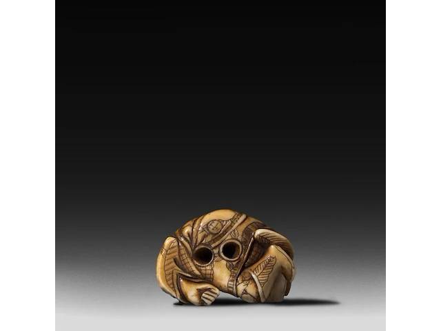 Three japanese hippo/staghorn netsuke of figures, edo/meiji period (19thc), h 5,5 cm / w 3,7 cm / h 4,7 cm (*) - afbeelding 11 van  19