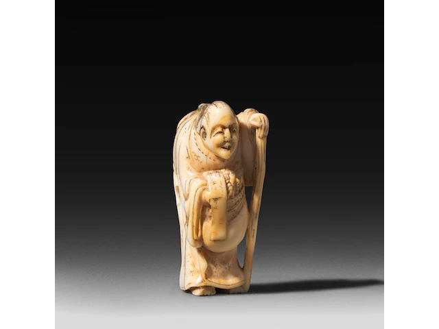 Three japanese hippo/staghorn netsuke of figures, edo/meiji period (19thc), h 5,5 cm / w 3,7 cm / h 4,7 cm (*) - afbeelding 12 van  19