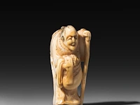 Three japanese hippo/staghorn netsuke of figures, edo/meiji period (19thc), h 5,5 cm / w 3,7 cm / h 4,7 cm (*) - afbeelding 12 van  19