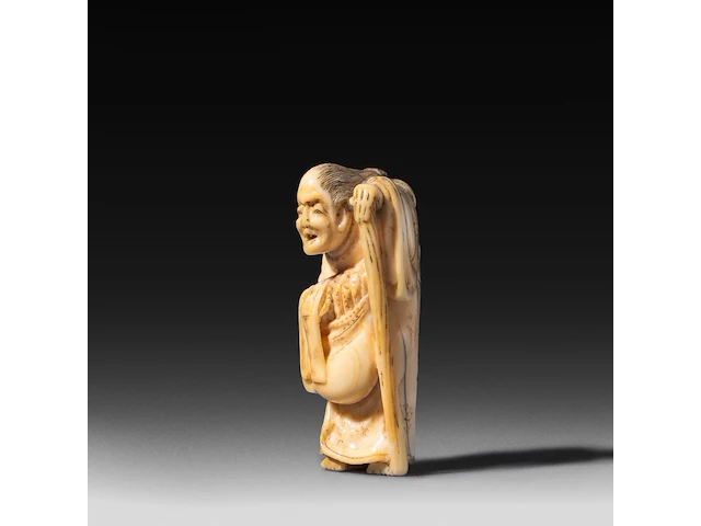 Three japanese hippo/staghorn netsuke of figures, edo/meiji period (19thc), h 5,5 cm / w 3,7 cm / h 4,7 cm (*) - afbeelding 13 van  19