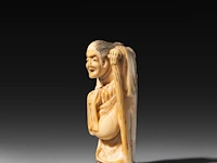 Three japanese hippo/staghorn netsuke of figures, edo/meiji period (19thc), h 5,5 cm / w 3,7 cm / h 4,7 cm (*) - afbeelding 13 van  19