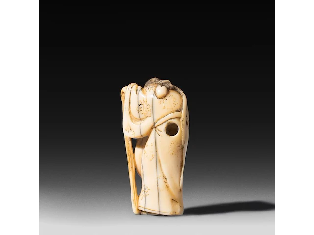 Three japanese hippo/staghorn netsuke of figures, edo/meiji period (19thc), h 5,5 cm / w 3,7 cm / h 4,7 cm (*) - afbeelding 14 van  19