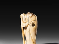 Three japanese hippo/staghorn netsuke of figures, edo/meiji period (19thc), h 5,5 cm / w 3,7 cm / h 4,7 cm (*) - afbeelding 14 van  19