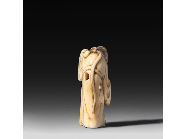 Three japanese hippo/staghorn netsuke of figures, edo/meiji period (19thc), h 5,5 cm / w 3,7 cm / h 4,7 cm (*) - afbeelding 15 van  19