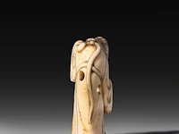 Three japanese hippo/staghorn netsuke of figures, edo/meiji period (19thc), h 5,5 cm / w 3,7 cm / h 4,7 cm (*) - afbeelding 15 van  19