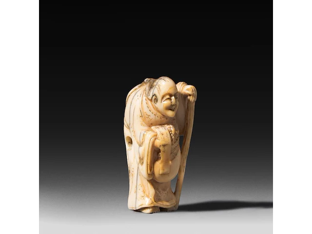 Three japanese hippo/staghorn netsuke of figures, edo/meiji period (19thc), h 5,5 cm / w 3,7 cm / h 4,7 cm (*) - afbeelding 16 van  19