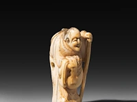 Three japanese hippo/staghorn netsuke of figures, edo/meiji period (19thc), h 5,5 cm / w 3,7 cm / h 4,7 cm (*) - afbeelding 16 van  19