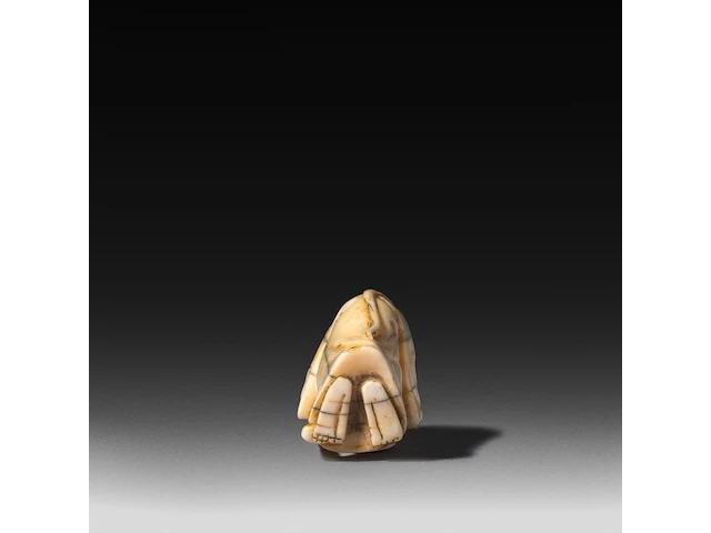 Three japanese hippo/staghorn netsuke of figures, edo/meiji period (19thc), h 5,5 cm / w 3,7 cm / h 4,7 cm (*) - afbeelding 17 van  19