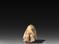 Three japanese hippo/staghorn netsuke of figures, edo/meiji period (19thc), h 5,5 cm / w 3,7 cm / h 4,7 cm (*) - afbeelding 17 van  19