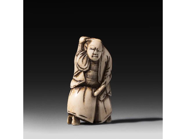Three japanese hippo/staghorn netsuke of figures, edo/meiji period (19thc), h 5,5 cm / w 3,7 cm / h 4,7 cm (*) - afbeelding 1 van  7