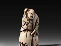Three japanese hippo/staghorn netsuke of figures, edo/meiji period (19thc), h 5,5 cm / w 3,7 cm / h 4,7 cm (*)