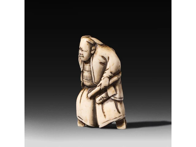 Three japanese hippo/staghorn netsuke of figures, edo/meiji period (19thc), h 5,5 cm / w 3,7 cm / h 4,7 cm (*) - afbeelding 2 van  7