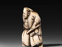 Three japanese hippo/staghorn netsuke of figures, edo/meiji period (19thc), h 5,5 cm / w 3,7 cm / h 4,7 cm (*) - afbeelding 2 van  7