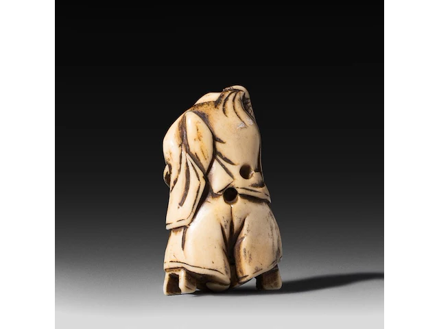 Three japanese hippo/staghorn netsuke of figures, edo/meiji period (19thc), h 5,5 cm / w 3,7 cm / h 4,7 cm (*) - afbeelding 3 van  7