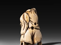 Three japanese hippo/staghorn netsuke of figures, edo/meiji period (19thc), h 5,5 cm / w 3,7 cm / h 4,7 cm (*) - afbeelding 3 van  7