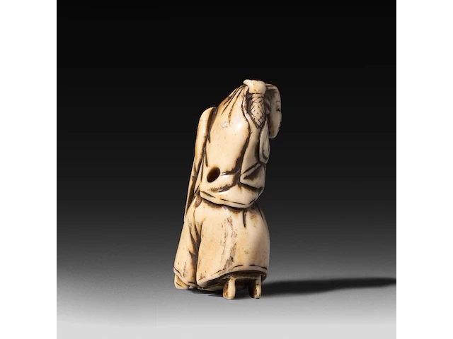 Three japanese hippo/staghorn netsuke of figures, edo/meiji period (19thc), h 5,5 cm / w 3,7 cm / h 4,7 cm (*) - afbeelding 4 van  7