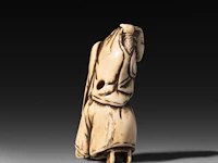 Three japanese hippo/staghorn netsuke of figures, edo/meiji period (19thc), h 5,5 cm / w 3,7 cm / h 4,7 cm (*) - afbeelding 4 van  7