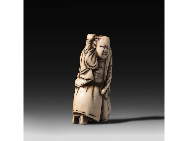 Three japanese hippo/staghorn netsuke of figures, edo/meiji period (19thc), h 5,5 cm / w 3,7 cm / h 4,7 cm (*) - afbeelding 5 van  7