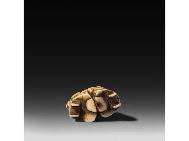 Three japanese hippo/staghorn netsuke of figures, edo/meiji period (19thc), h 5,5 cm / w 3,7 cm / h 4,7 cm (*) - afbeelding 6 van  7