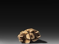 Three japanese hippo/staghorn netsuke of figures, edo/meiji period (19thc), h 5,5 cm / w 3,7 cm / h 4,7 cm (*) - afbeelding 6 van  7