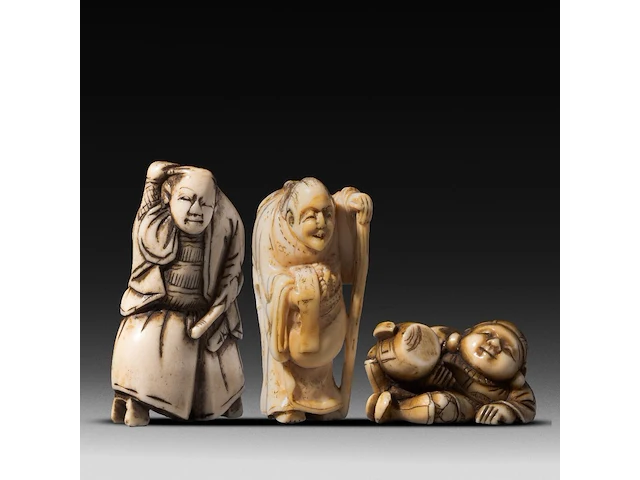 Three japanese hippo/staghorn netsuke of figures, edo/meiji period (19thc), h 5,5 cm / w 3,7 cm / h 4,7 cm (*) - afbeelding 7 van  7