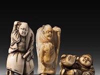 Three japanese hippo/staghorn netsuke of figures, edo/meiji period (19thc), h 5,5 cm / w 3,7 cm / h 4,7 cm (*) - afbeelding 7 van  7