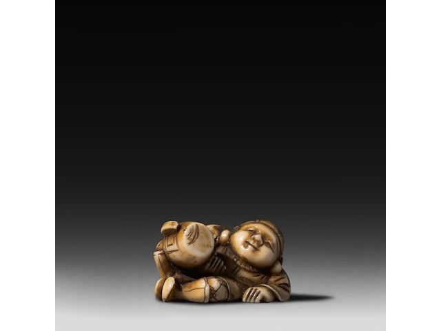 Three japanese hippo/staghorn netsuke of figures, edo/meiji period (19thc), h 5,5 cm / w 3,7 cm / h 4,7 cm (*) - afbeelding 18 van  19