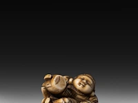 Three japanese hippo/staghorn netsuke of figures, edo/meiji period (19thc), h 5,5 cm / w 3,7 cm / h 4,7 cm (*) - afbeelding 18 van  19