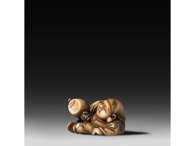 Three japanese hippo/staghorn netsuke of figures, edo/meiji period (19thc), h 5,5 cm / w 3,7 cm / h 4,7 cm (*) - afbeelding 19 van  19