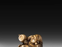 Three japanese hippo/staghorn netsuke of figures, edo/meiji period (19thc), h 5,5 cm / w 3,7 cm / h 4,7 cm (*) - afbeelding 19 van  19
