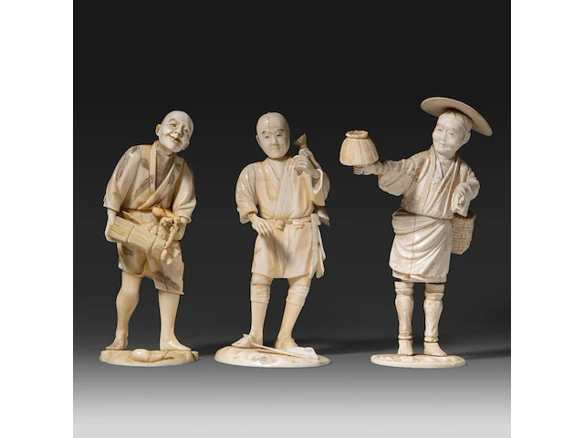 Three japanese ivory okimono of farmers, all signed, meiji period (1868-1912), h 18 cm - 239g / h 17 cm - 218g / h 17 cm - 217g (+) - afbeelding 1 van  8