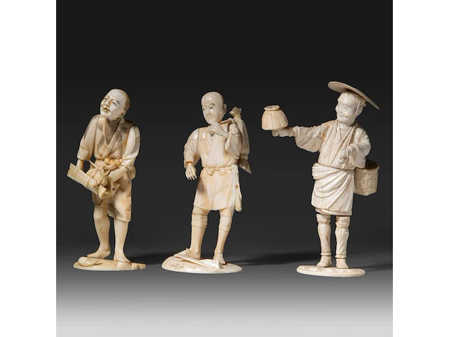 Three japanese ivory okimono of farmers, all signed, meiji period (1868-1912), h 18 cm - 239g / h 17 cm - 218g / h 17 cm - 217g (+) - afbeelding 2 van  8