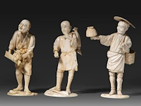 Three japanese ivory okimono of farmers, all signed, meiji period (1868-1912), h 18 cm - 239g / h 17 cm - 218g / h 17 cm - 217g (+) - afbeelding 2 van  8