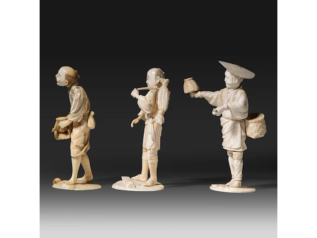 Three japanese ivory okimono of farmers, all signed, meiji period (1868-1912), h 18 cm - 239g / h 17 cm - 218g / h 17 cm - 217g (+) - afbeelding 3 van  8