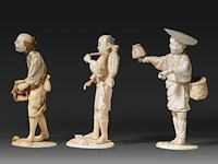 Three japanese ivory okimono of farmers, all signed, meiji period (1868-1912), h 18 cm - 239g / h 17 cm - 218g / h 17 cm - 217g (+) - afbeelding 3 van  8