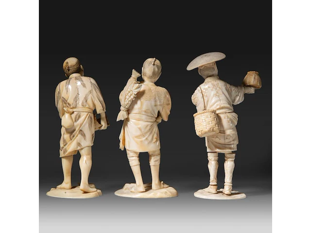 Three japanese ivory okimono of farmers, all signed, meiji period (1868-1912), h 18 cm - 239g / h 17 cm - 218g / h 17 cm - 217g (+) - afbeelding 4 van  8