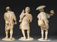 Three japanese ivory okimono of farmers, all signed, meiji period (1868-1912), h 18 cm - 239g / h 17 cm - 218g / h 17 cm - 217g (+) - afbeelding 4 van  8