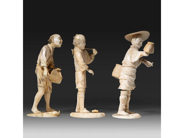 Three japanese ivory okimono of farmers, all signed, meiji period (1868-1912), h 18 cm - 239g / h 17 cm - 218g / h 17 cm - 217g (+) - afbeelding 5 van  8
