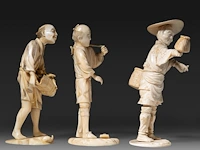 Three japanese ivory okimono of farmers, all signed, meiji period (1868-1912), h 18 cm - 239g / h 17 cm - 218g / h 17 cm - 217g (+) - afbeelding 5 van  8